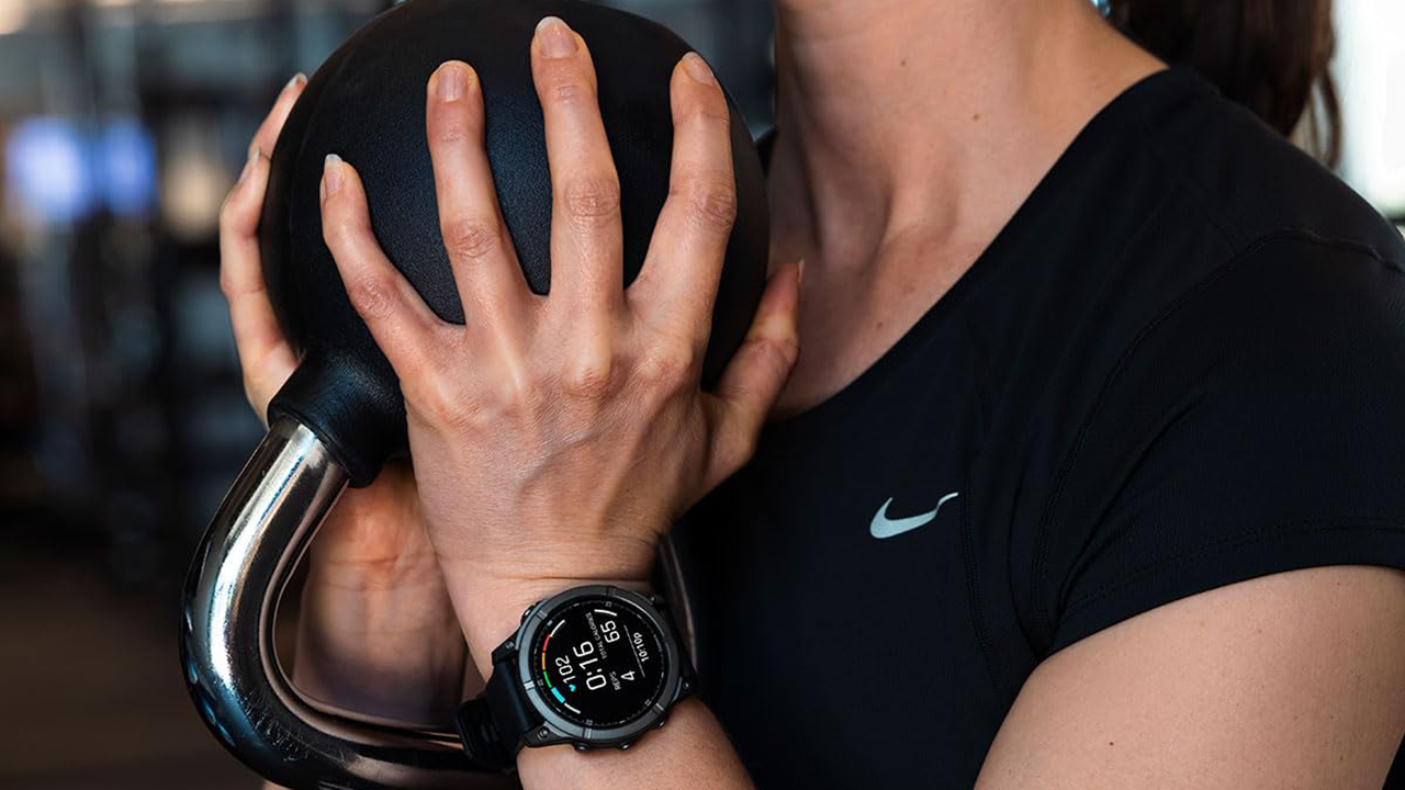 Спортивные часы Garmin fenix E, 47 мм, AMOLED, серебристый безель, чёрный силиконовый ремешок — Экран, который видно в любую погоду