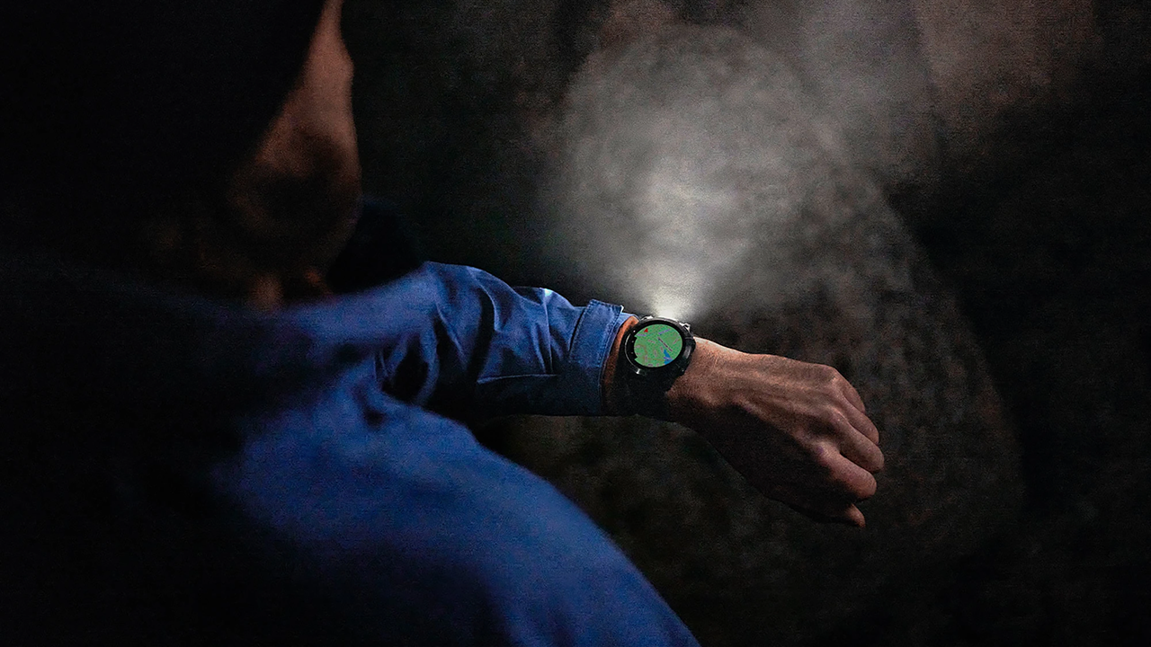 Спортивные часы Garmin fenix 7X Pro Sapphire Solar Edition, 51 мм, силиконовый ремешок цвета «серый туман»/«жжёный апельсин» — Намечая маршрут