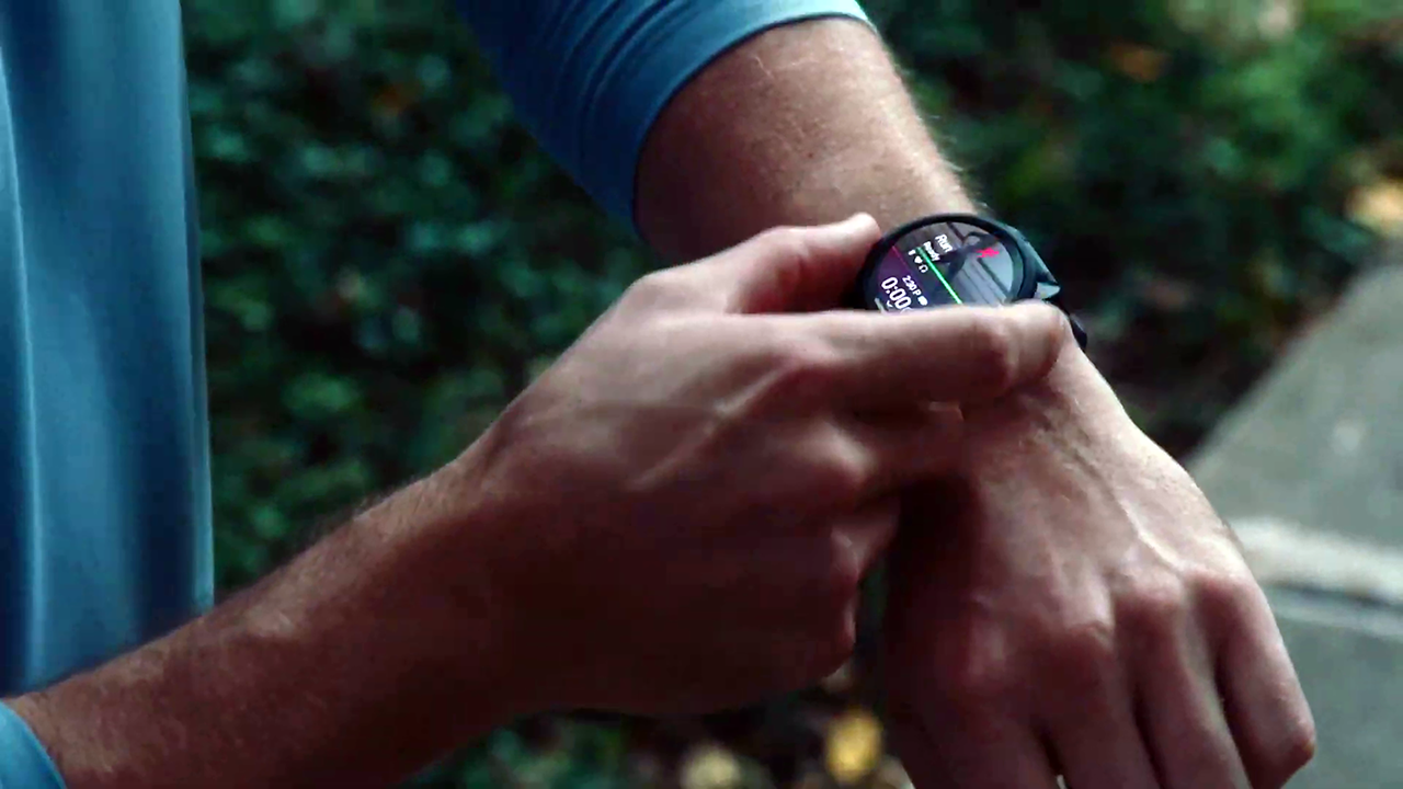 Спортивные часы Garmin Forerunner 165 Music, силиконовый ремешок цвета чёрный/синевато-серый — На расстоянии одного касания
