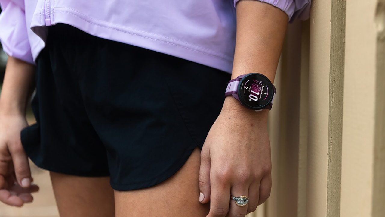 Спортивные часы Garmin Forerunner 165 Music, силиконовый ремешок цвета «туманный серый»/«Уайтстоун» — Только вы и музыка