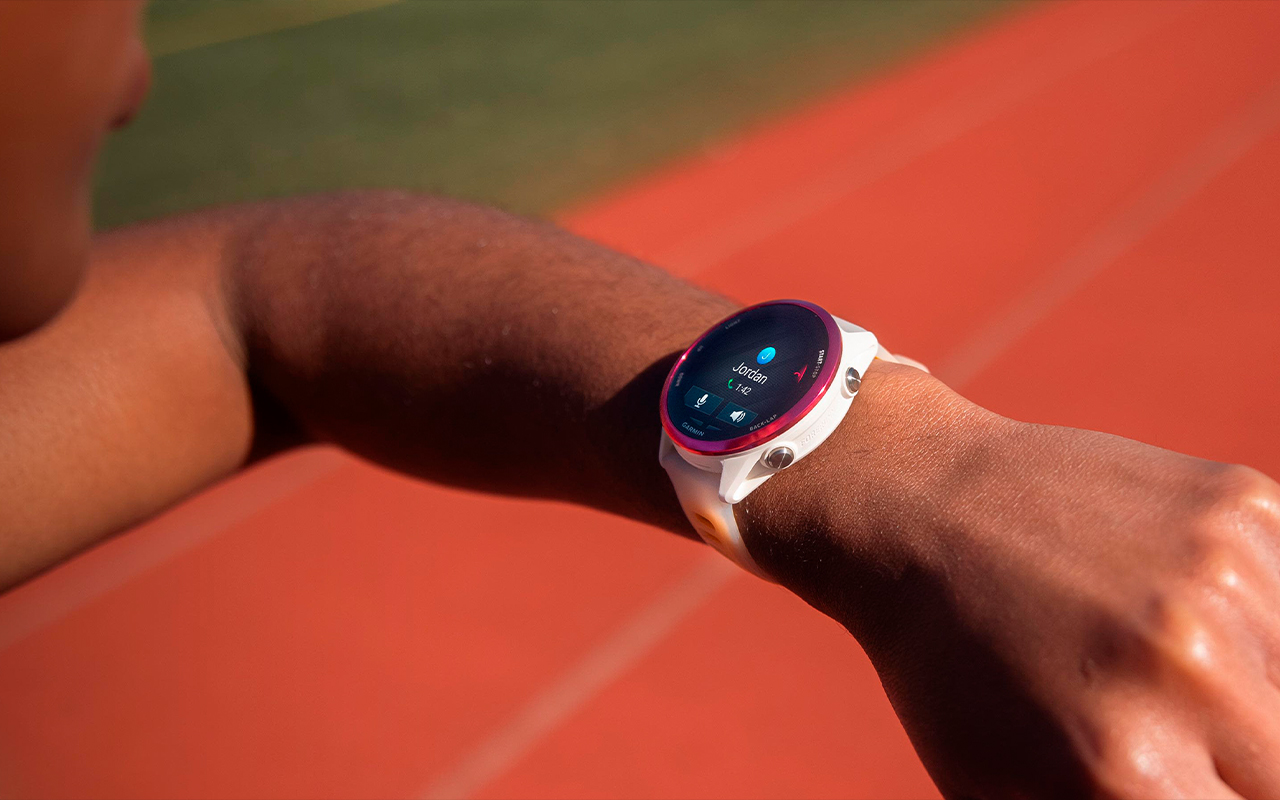 Спортивные часы Garmin Forerunner 570, 47 мм, силиконовый ремешок цвета «полупрозрачный чёрный»/чёрный — Крепкий корпус и стекло Corning Gorilla Glass 3