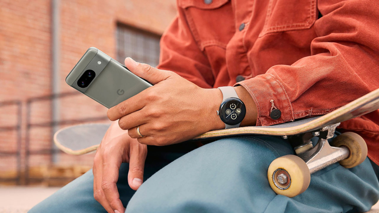Умные часы Google Pixel Watch 4, 41 мм, Wi-Fi, ремешок цвета «голубой ирис» — Экран, который не теряется на солнце
