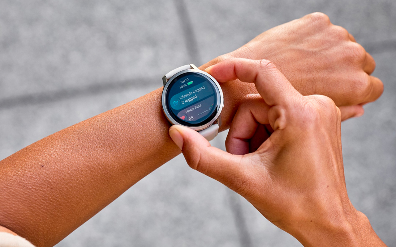 Спортивные часы Garmin Venu 4, 41 мм, светло-песочный кожаный ремешок, силиконовый ремешок цвета кости — Круглосуточный мониторинг здоровья