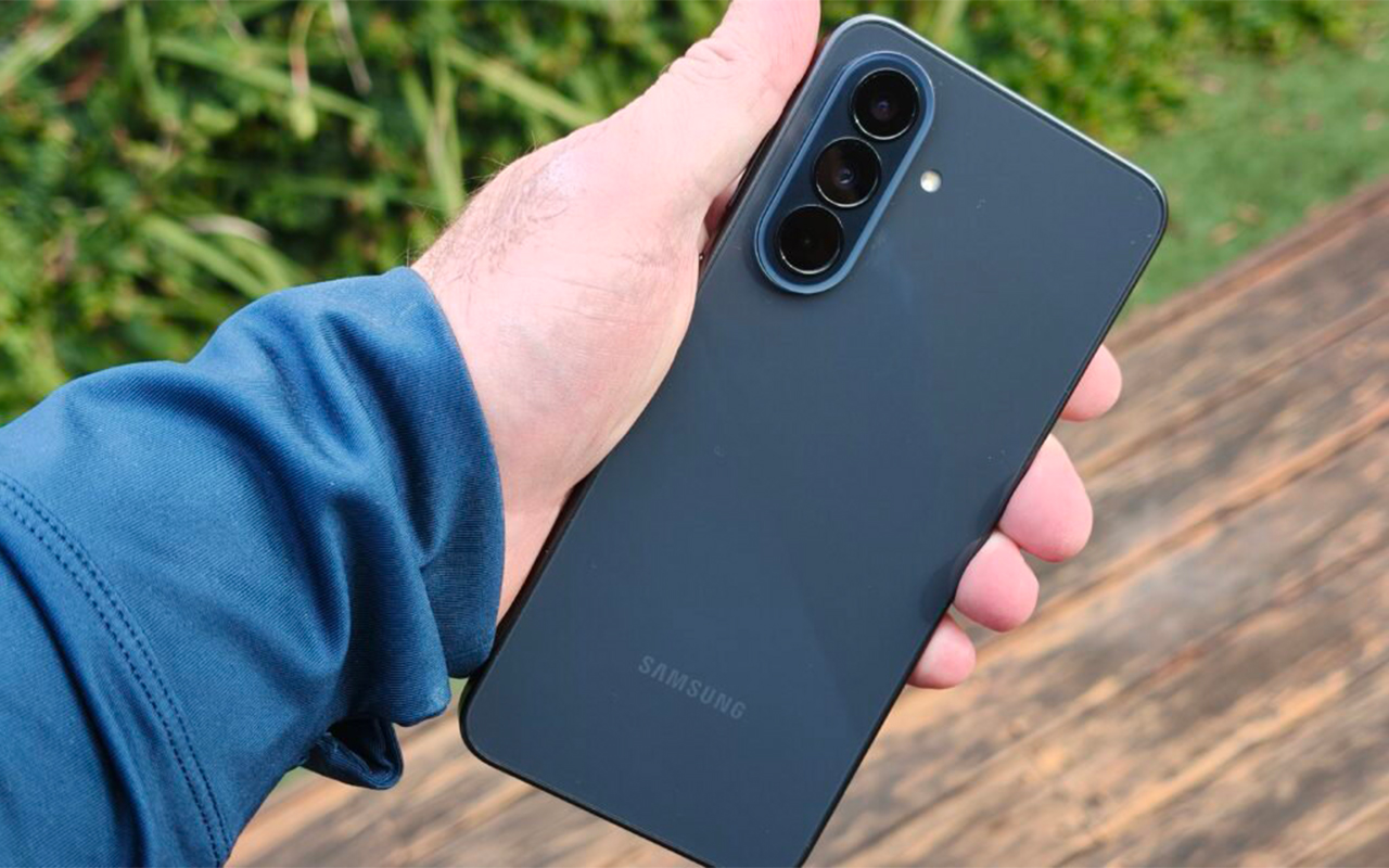 Смартфон Samsung Galaxy A37 5G 8 ГБ + 128 ГБ (Белый | Awesome White) — Элегантный тонкий корпус с защитой от воды